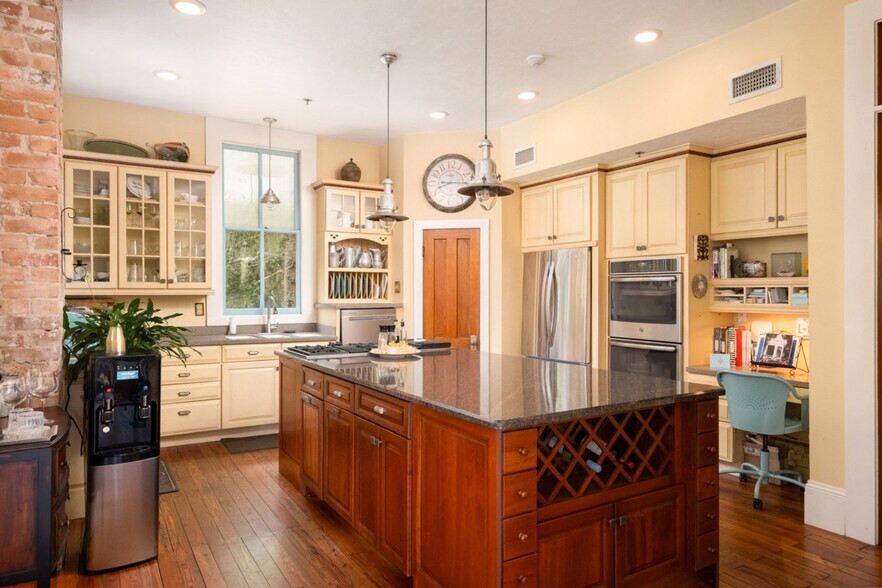 Building Photo - 221 SE 7th St