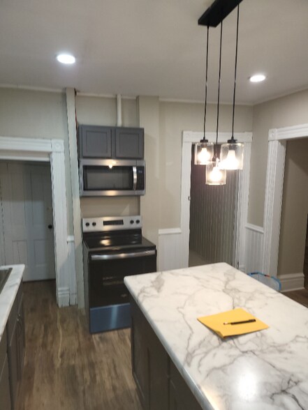 Building Photo - 1405 7th Ave