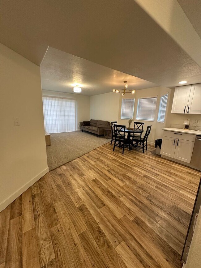 Building Photo - Partially furnished condo in Orem