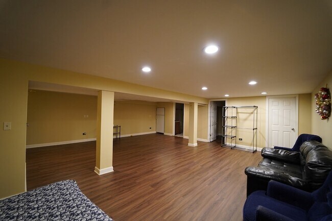 Building Photo - 807 Mansfield Ct