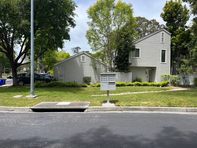 Building Photo - 3-Bedroom Hilltop Village Home w/ Bonus Am...