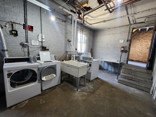 Building Photo - Spacious Renovated Top Floor 2bed/1bath In West Rogers Park