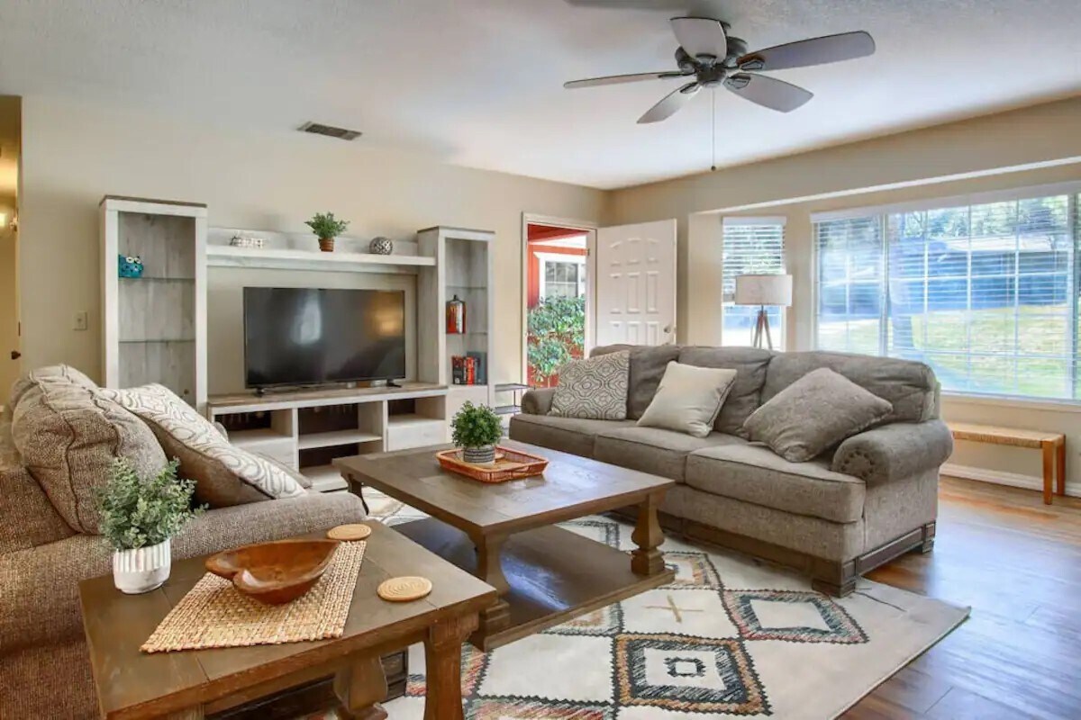 Building Photo - 2410 Coachman Rd