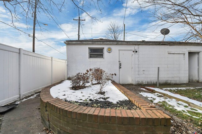 Building Photo - 405 E Welch Ave