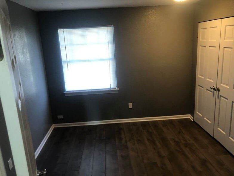 Building Photo - 300 N Thorpe St