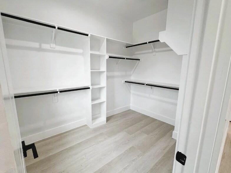 Building Photo - 8131 Woodward St