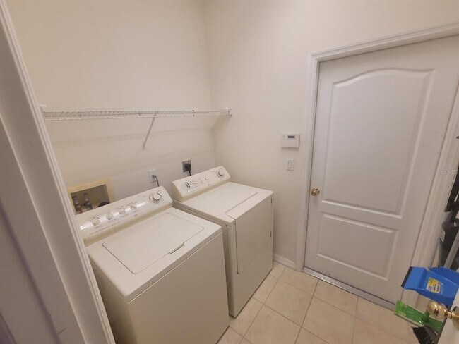 Building Photo - 4665 Whispering Oaks Dr
