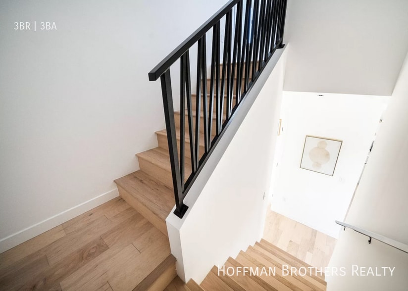 Building Photo - 2681 1/2 Roseview Ave-