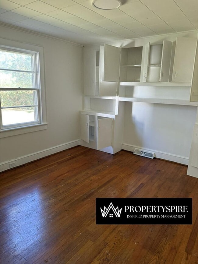 Building Photo - Charming 3 Bed 2 Bath Room Home In Salisbu...