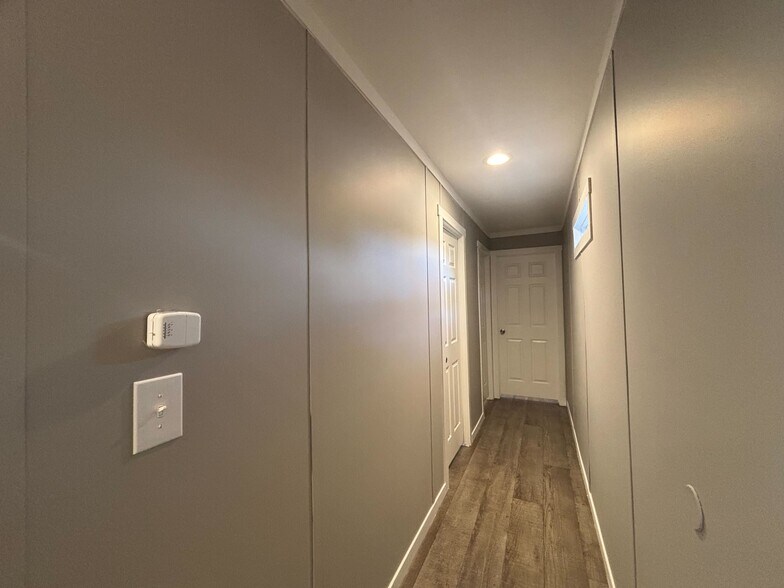 Building Photo - 116 E Semands St