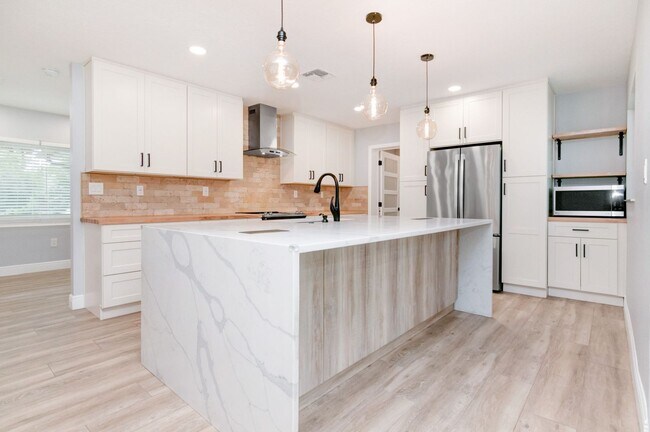 Building Photo - Gorgeous Mid-Centry Modern 3bed/2bath with...