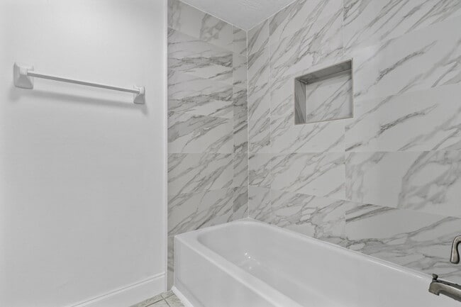 Building Photo - 226 Alemeda Dr