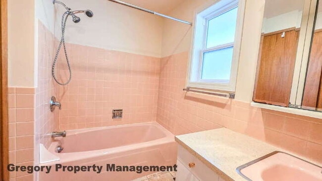 Building Photo - Spacious 5-Bedroom Kirkland Home – Daylight Basement, RV Parking, Quiet Private Drive & Top Schools!