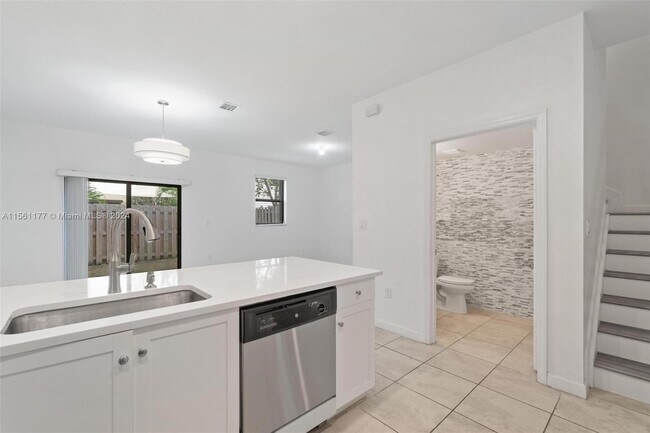 Building Photo - 177 SE 33rd Pl