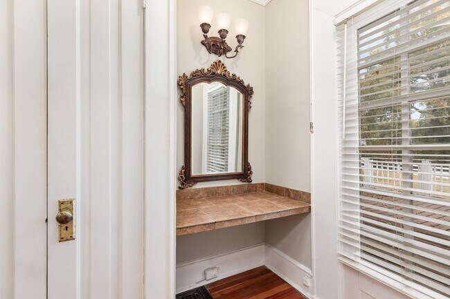 Building Photo - **Price Reduced with HOLIDAY MOVE-IN SPECIAL! $500 off 1st full month's rent with lease signed by...