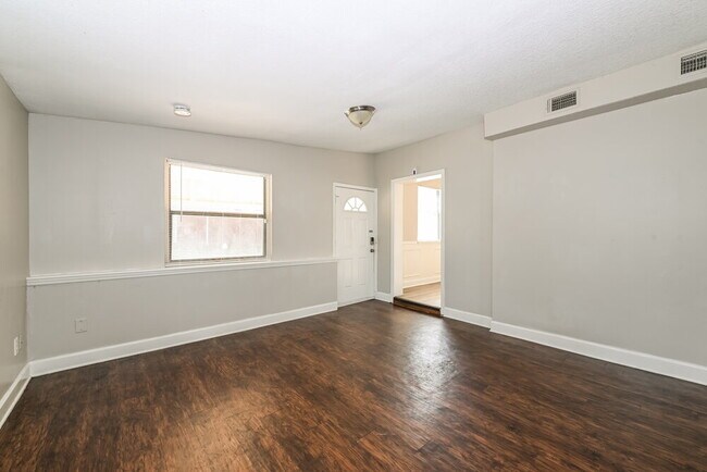 Building Photo - 2611 Lowes Pl