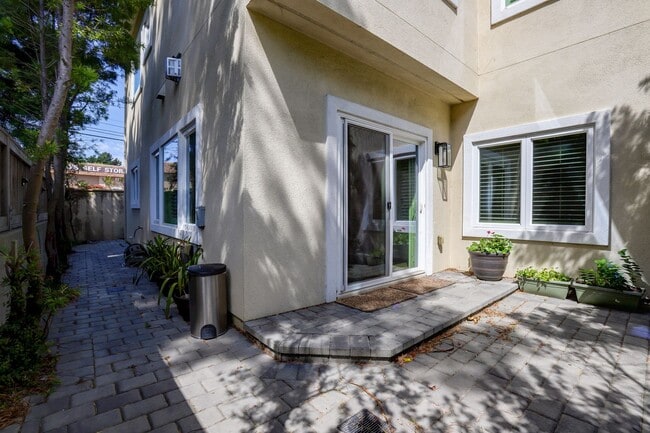 Building Photo - 4 Bed / 3 Bath San Bruno home in highly de...