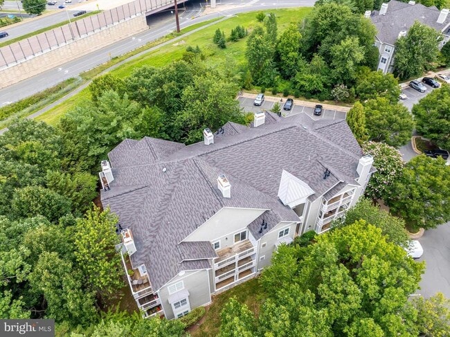 Building Photo - 1700 Lake Shore Crest Dr