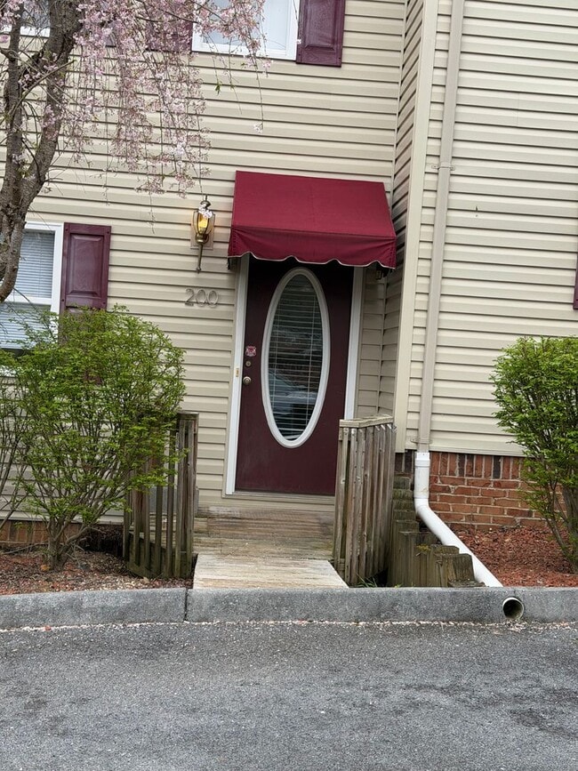 Building Photo - 2-bedroom, 1 full bath with 2-half baths Condo   Gray TN