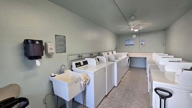 Building Photo - 701 Poinsettia Rd