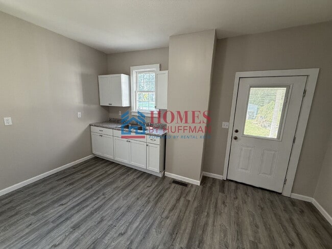 Building Photo - Three Bedroom | Updated | EHA Accepted | D...
