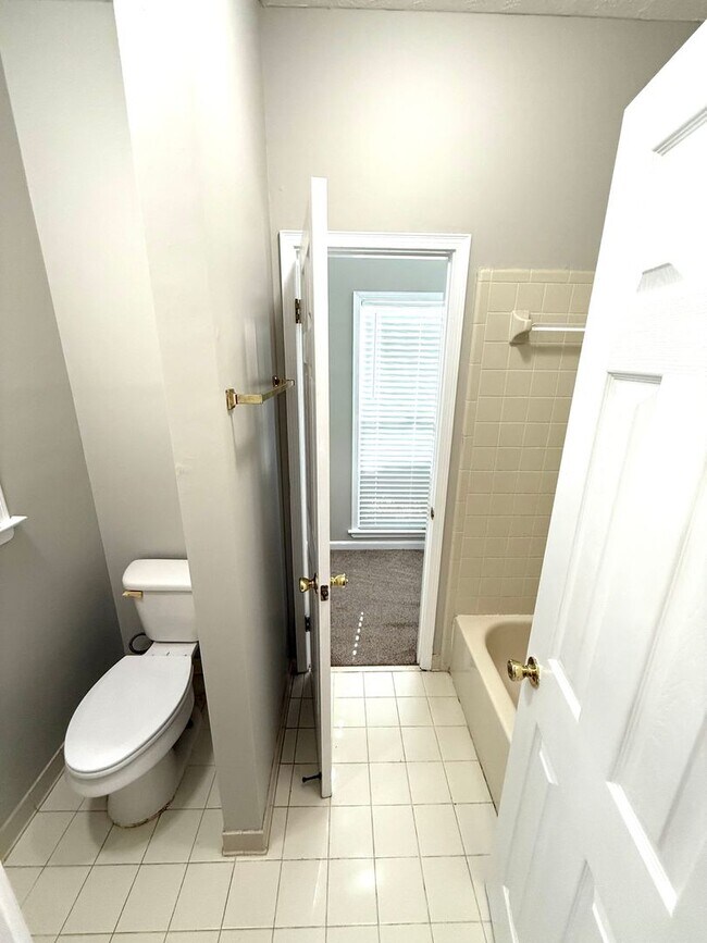 Building Photo - ** 4 bed 2.5 bath located in Sturbridge in...