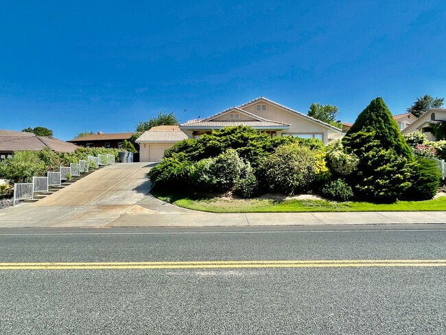 Building Photo - 3-BR Pet-Friendly Home in Bloomington Hills