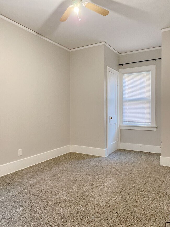 Building Photo - Move-in special. 3 bed 1 bath with a detached garage and large driveway $1250