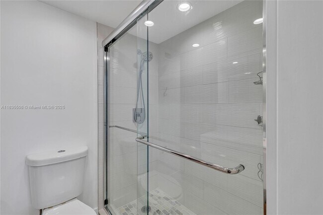 Building Photo - 2655 Collins Ave