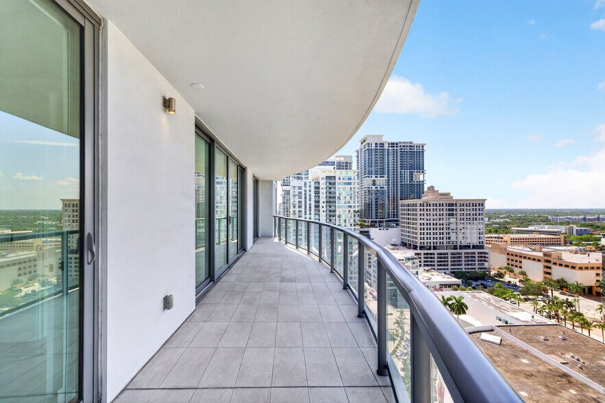 Building Photo - 100 E Las Olas Blvd