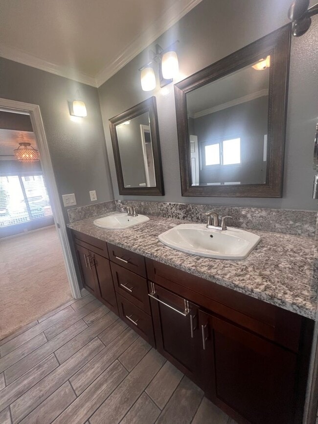 Building Photo - Beautiful 3 Bed / 2 Bath Home with Detached Bonus Space