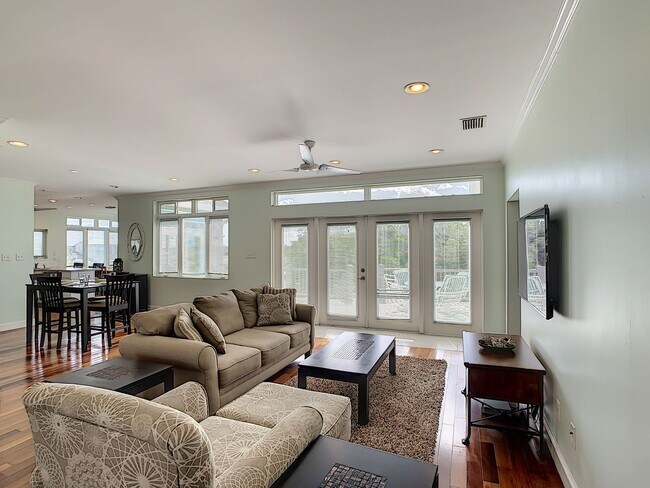 Building Photo - 631 Tahiti Ct