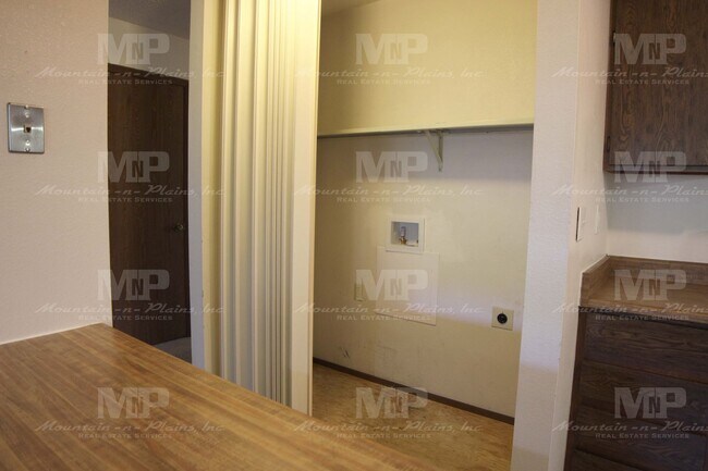 Building Photo - 925 Columbia Rd