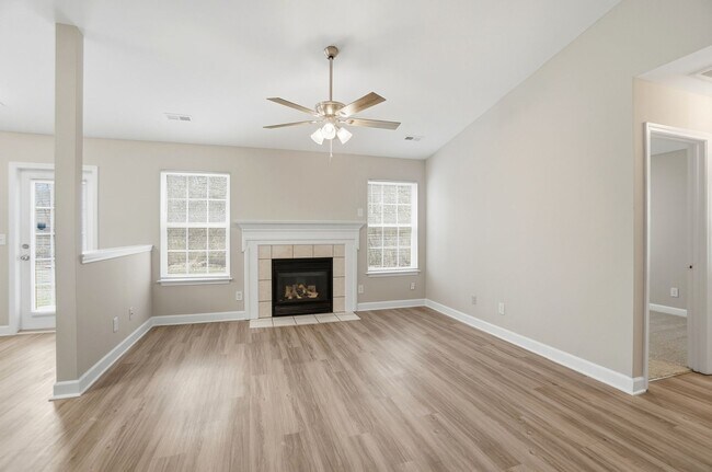 Building Photo - 3 bedroom single family home!