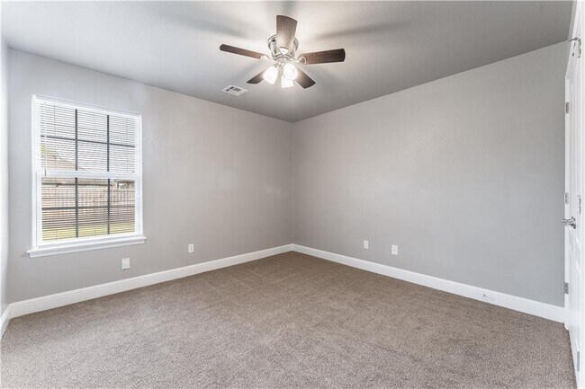 Building Photo - 521 Redbud St