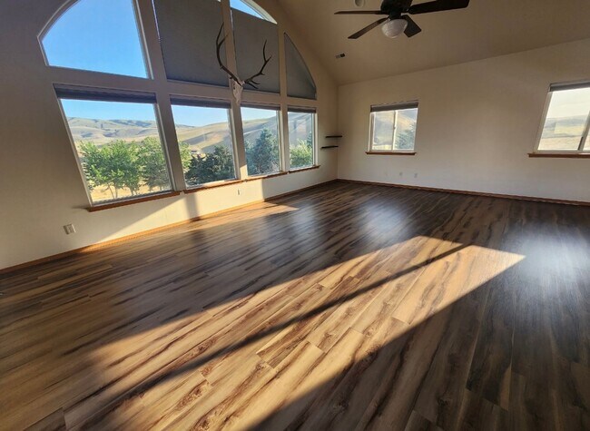 Building Photo - Panoramic Rattlesnake Hills View Home on N...