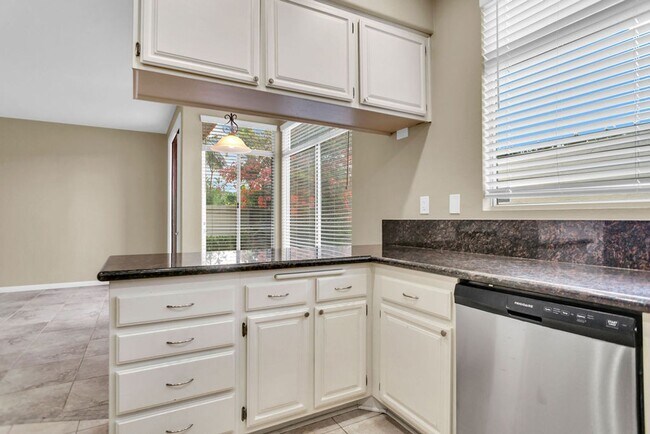Building Photo - Beautiful 3 Bedroom/2.5 bath  detached hom...