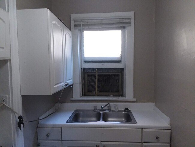 Building Photo - Cap Hil Adorable 1 Bedroom Available Now!