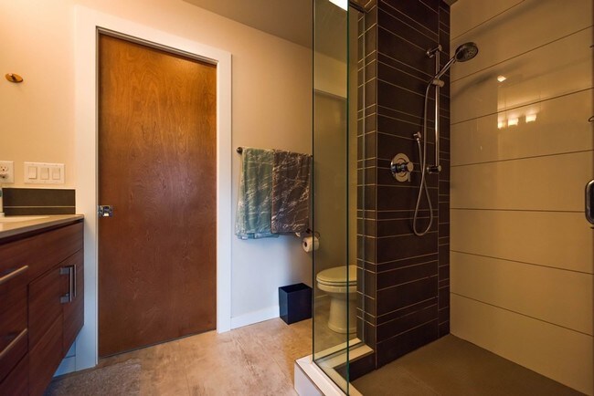 Building Photo - Fantastic 3 Bedroom Townhome w/Attached Garage and A/C in Seattle!!