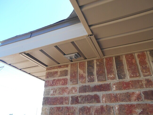 Building Photo - 6 or 12 month lease! Half off first full m...