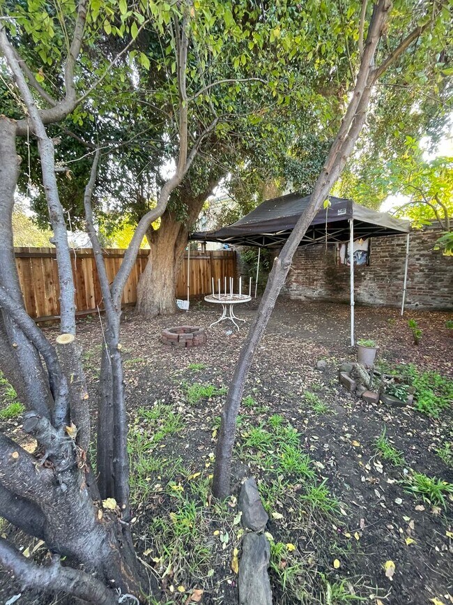 Building Photo - Large Lower Unit - 627 W Grand Ave