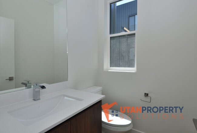 Building Photo - 1559 E Talo Ct