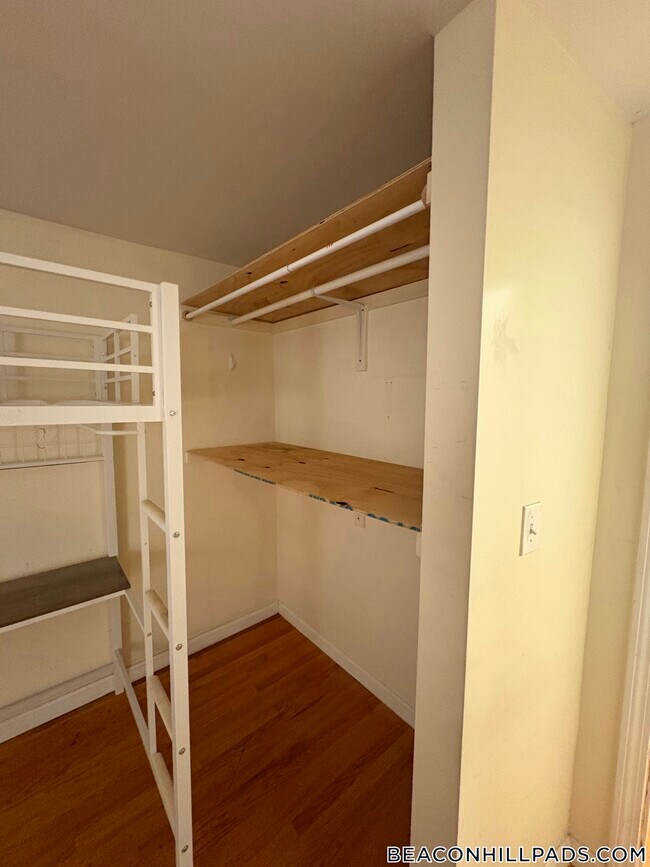 Building Photo - 28 Phillips St