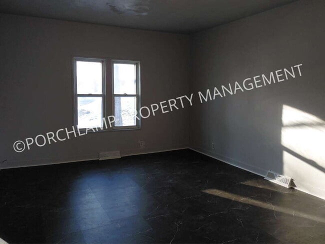 Building Photo - 403 E Broadway Ave