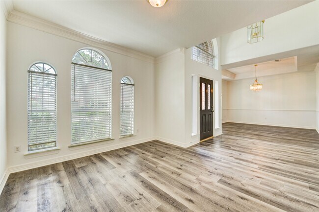 Building Photo - 8803 Memorial Creek Dr