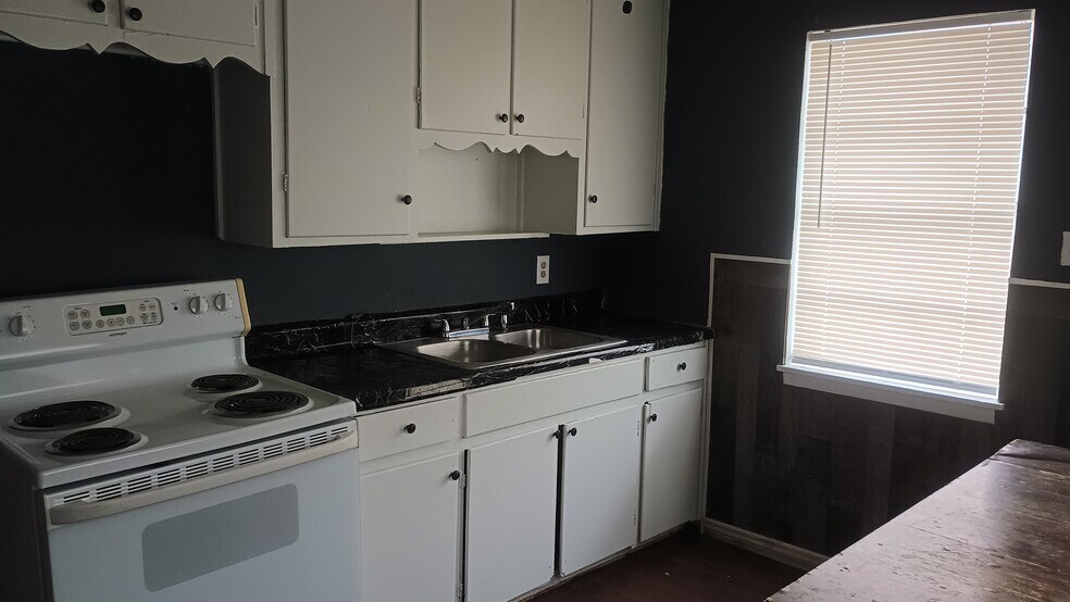 Kitchen. - 1406 Greenwood Ave