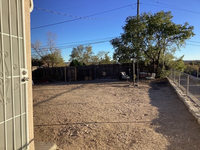 Building Photo - 1102 E 2nd St