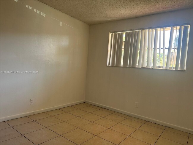 Building Photo - 850 E Commercial Blvd