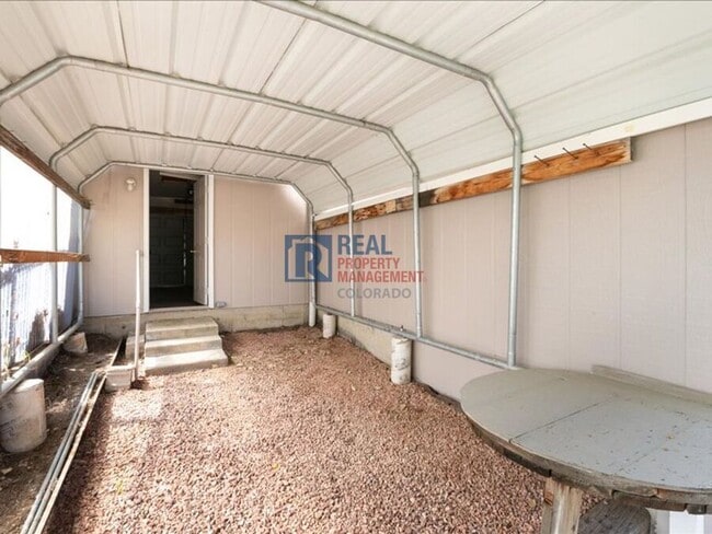 Building Photo - 1424 S Sierra Dr