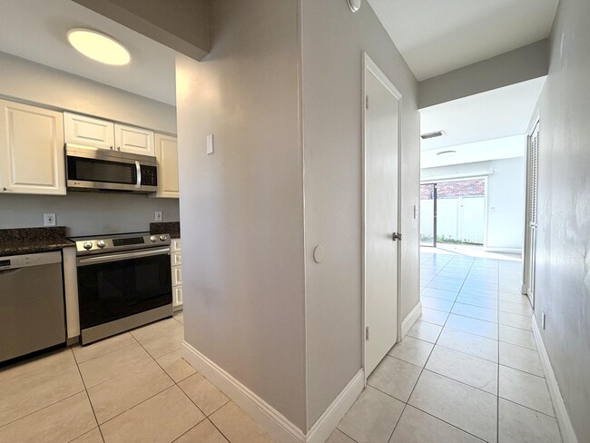 Building Photo - 413 N Cypress Dr